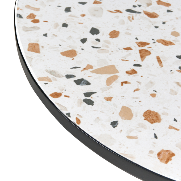 Nahaufnahme einer Tischplatte mit Terrazzo-Muster und schwarzem Rand