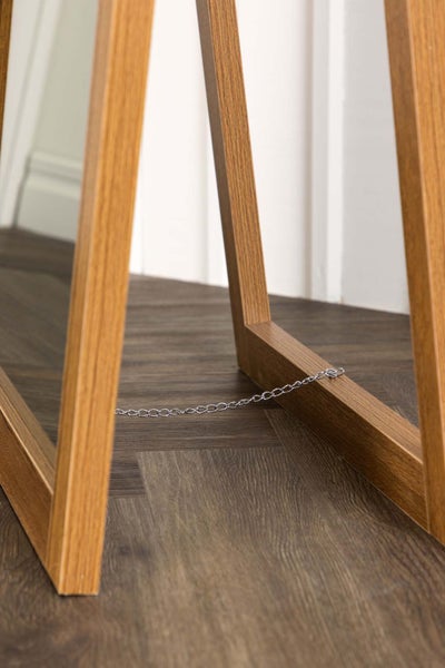 Detailaufnahme eines Holzrahmens mit einer Kette zur Stabilisierung