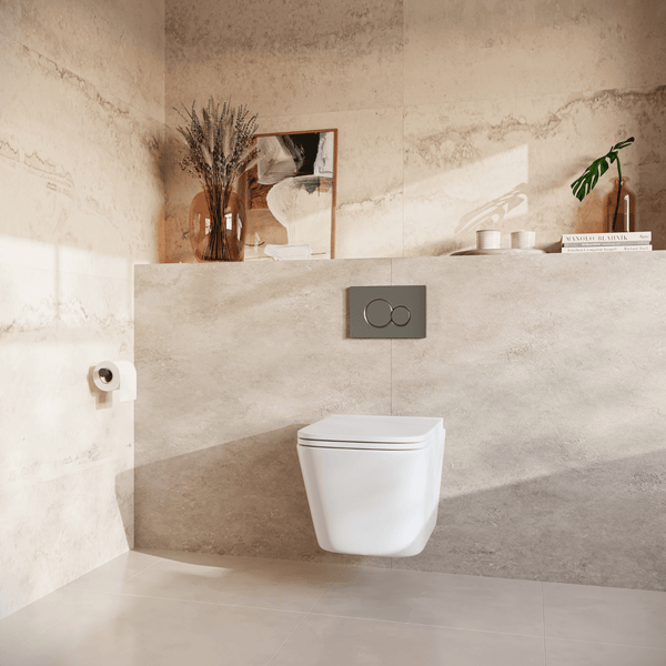 Modernes Wand-WC in einem Badezimmer mit Steinoptik-Fliesen, Unterputz-Spülkasten und Betätigungsplatte, dekoriert mit Vase und Pflanzen.