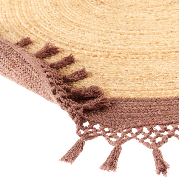Runder geflochtener Teppich aus Jute mit Fransen.