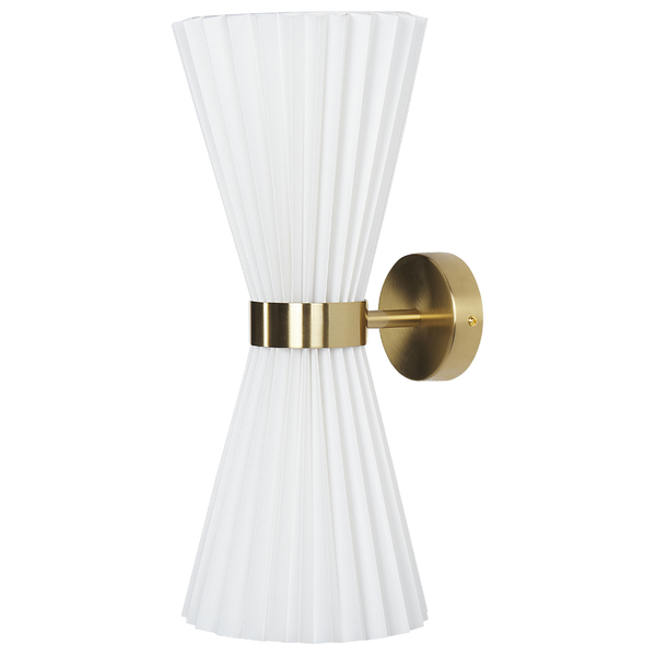 Wandleuchte mit plissiertem Lampenschirm und goldfarbener Halterung