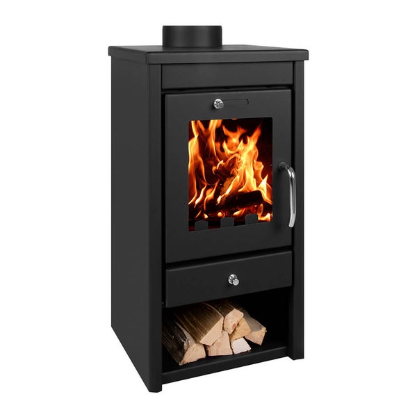 Schwarzer Kaminofen aus Metall mit Sichtfenster, brennendem Holzfeuer, Ascheschublade und integriertem Holzfach.