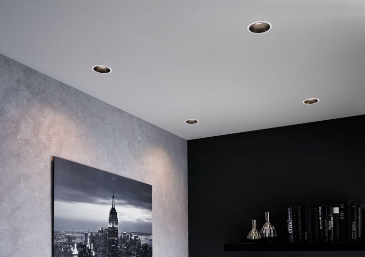 Deckenleuchten in einem Wohnraum mit einem New York Wandbild