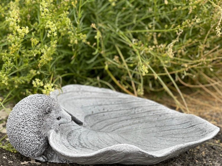 Dekorative Gartenfigur Vogeltränke aus Steinguss in Blattform mit einer Igel-Figur am Rand, geeignet als Wasserstelle für Vögel.
