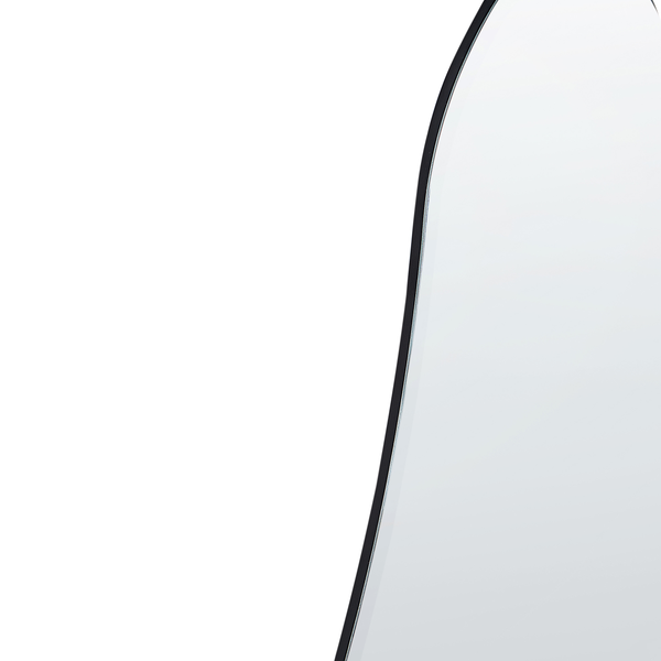 Detailansicht eines Spiegels mit unregelmäßiger Form und schwarzem Rahmen