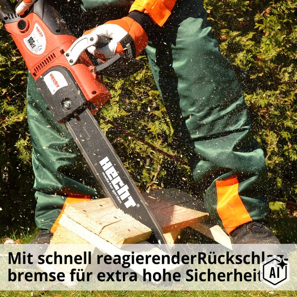Person bei der Arbeit mit einer elektrischen Kettensäge der Marke Hecht zum Schneiden von Holzscheiten im Garten.