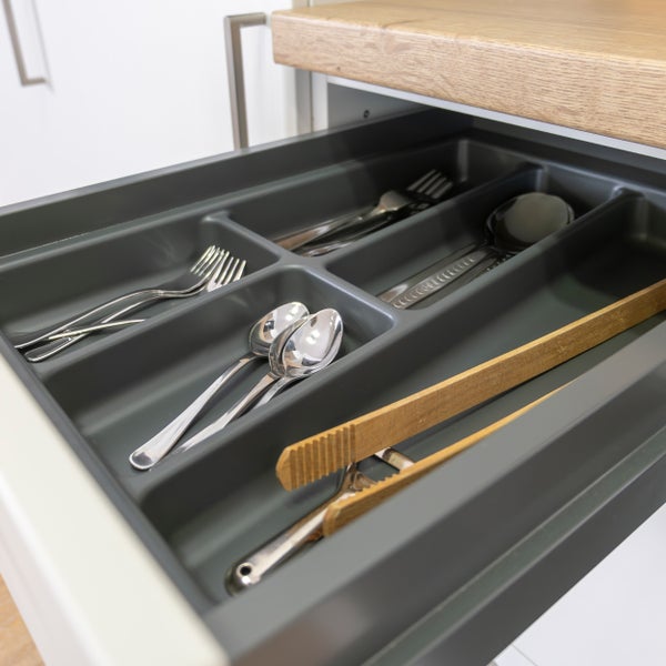 Geöffnete Schublade mit Besteckeinsatz und verschiedenen Bestecken