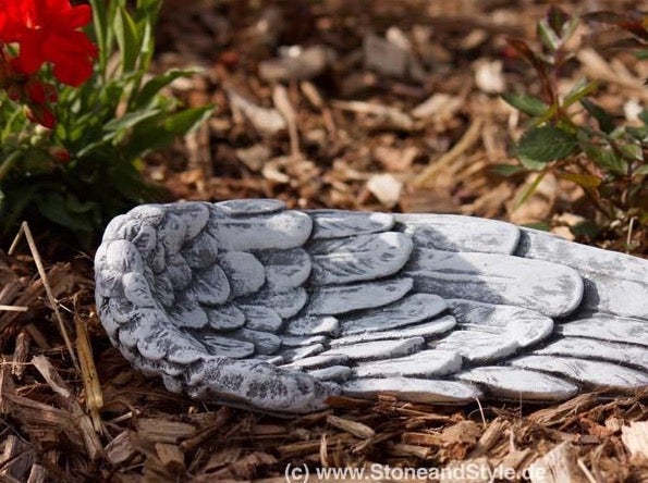 Dekorative Vogelschale aus Steinguss in Form eines Engelsflügels als Gartendekoration