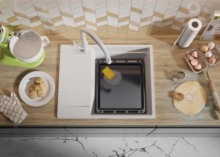 Küchenszene mit Spüle, Geschirrspülmittel, Gebäck und Zutaten auf einer Arbeitsplatte.