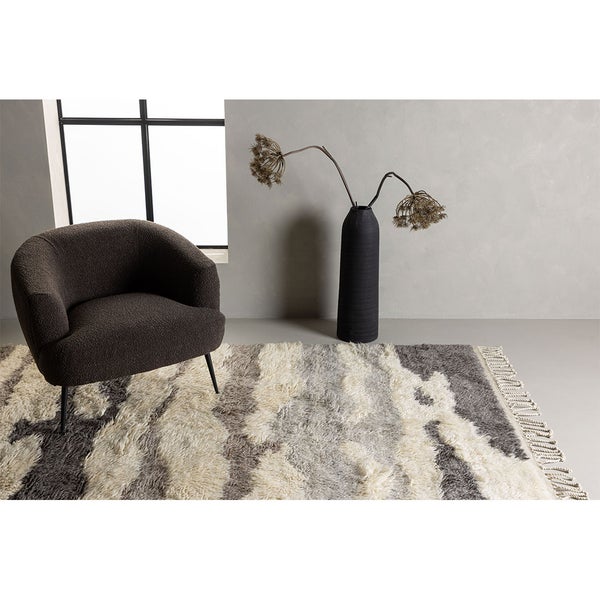 Innenraumszene mit Sessel, Vase und Teppich