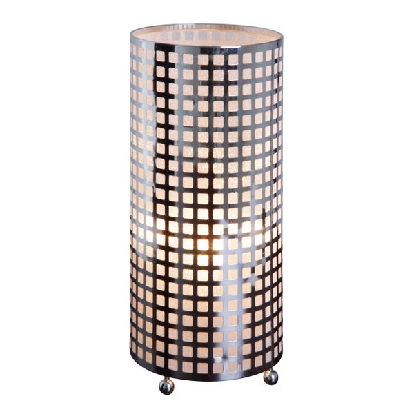 Dekorative Tischleuchte mit einem zylindrischen Schirm und quadratischen Aussparungen.