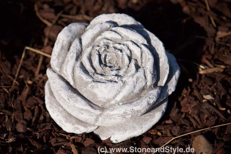 Gartenfigur in Form einer Rose aus Beton als Dekoration für den Außenbereich.