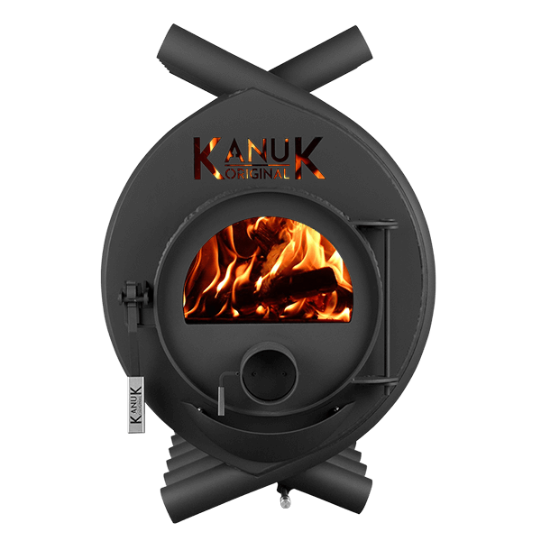 Kanuk Original Warmluftofen aus schwarzem Stahl mit Sichtscheibe, brennendem Holz und markanten Wärmetauscherrohren.