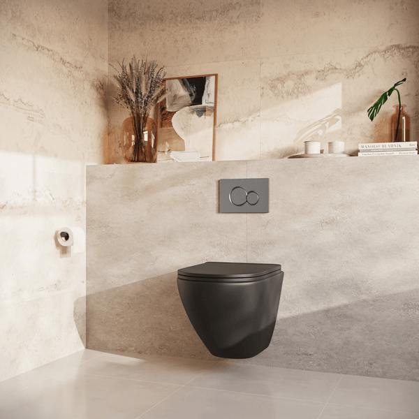 Modernes wandhängendes WC in einem Badezimmer mit beigen Fliesen in Steinoptik, ergänzt durch eine Betätigungsplatte und Dekorationselemente.