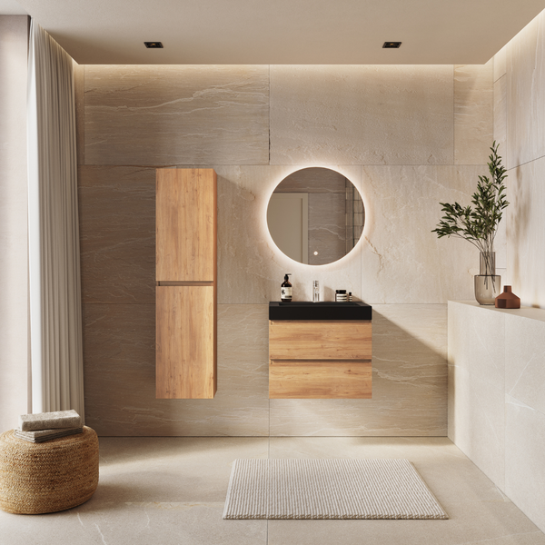 Modernes Badezimmer mit Waschtischunterschrank in Holzoptik, schwarzem Waschbecken, Armatur und beleuchtetem runden Wandspiegel vor Steinfliesen.
