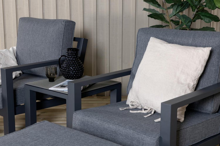 Gartensitzgruppe mit Sesseln, Beistelltisch und Kissen für den Aussenbereich