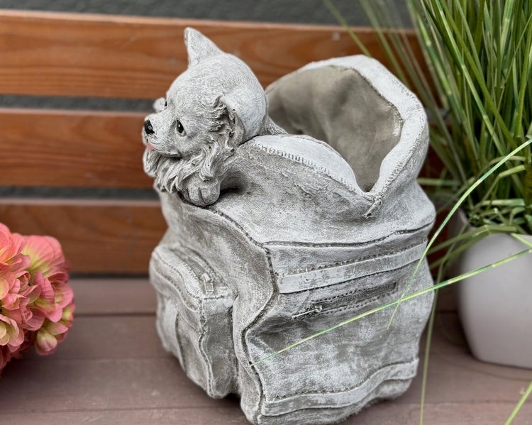 Pflanztopf als Gartenfigur in Rucksack-Form mit kleinem Hund, aus Steinguss.