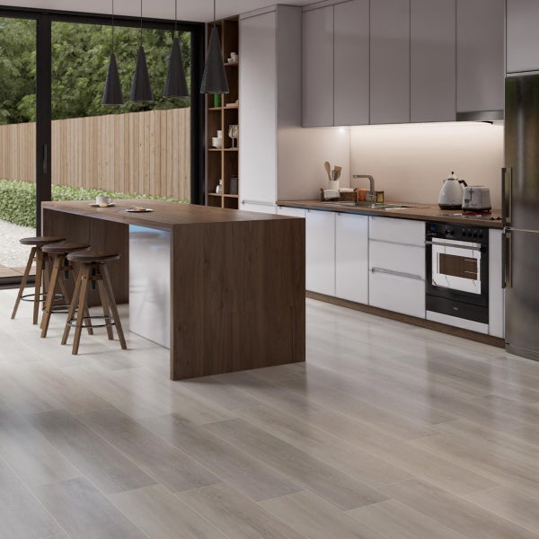 Moderne Küche mit Kochinsel, weißen Schränken und Holzböden.