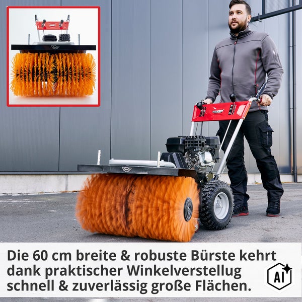 Person führt eine motorisierte Hecht Kehrmaschine mit 60 Zentimeter breiter Bürste zur Reinigung großer Außenflächen.