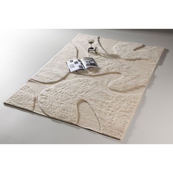 Detailansicht eines Teppichs mit hohem Flor und abstraktem Muster