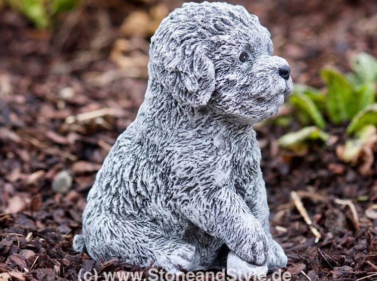 Gartenfigur Hundewelpe aus Steinguss für die Gartendekoration