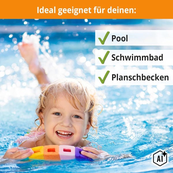 Ein fröhliches Kind spielt mit einer Schaumstoffschwimmhilfe im Wasser. Eignung für Pools, Schwimmbäder und Planschbecken.