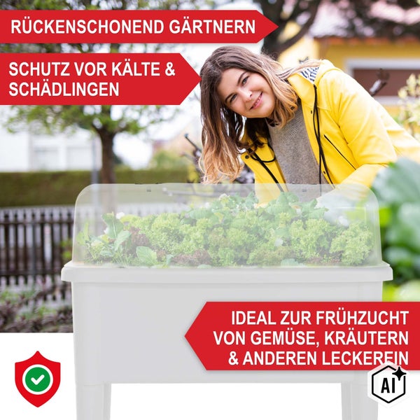 Eine Frau arbeitet rückenfreundlich an einem Hochbeet mit transparentem Aufsatz für den Schutz vor Kälte und Schädlingen im Garten.