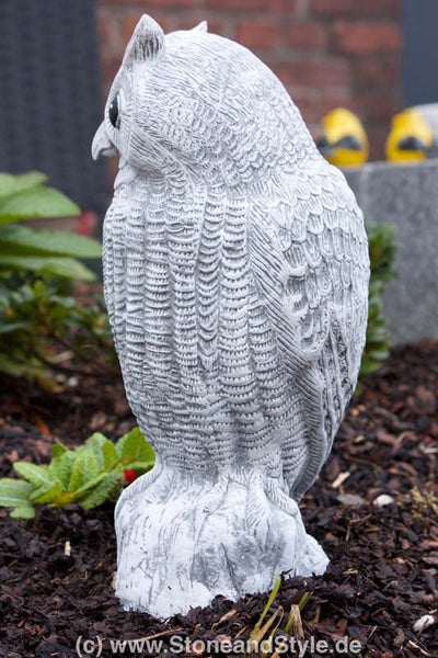 Dekorative Eulenfigur aus Steinguss für die Garten- und Terrassengestaltung