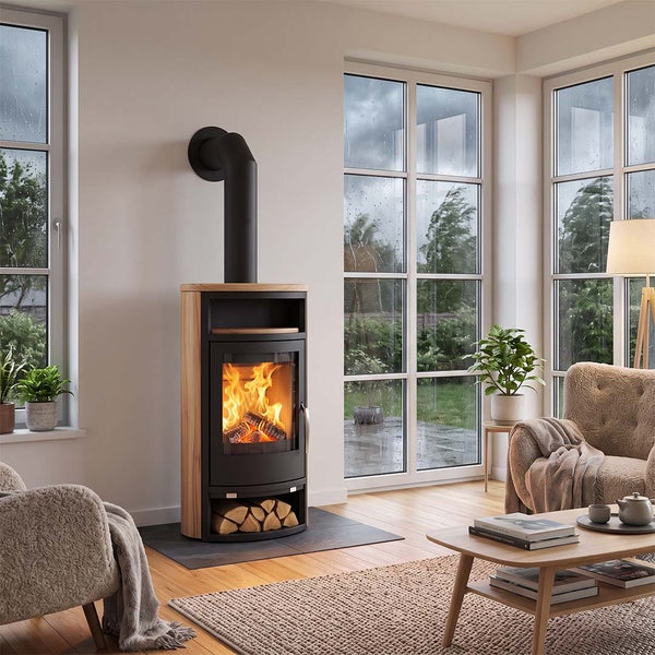 Moderner Kaminofen mit Holzverkleidung in einem hellen Wohnzimmer mit großen Fenstern und Blick in den Garten.