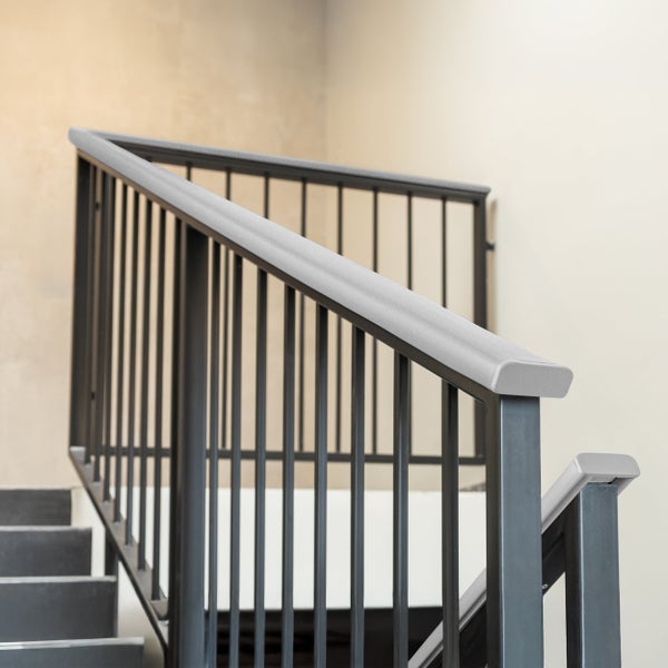 Modernes Treppengeländer aus Metall mit Handlauf an einer Treppe.