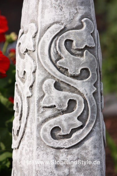 Detailansicht einer Betonsäule für den Garten mit eingearbeitetem Ornamentmuster im Barockstil