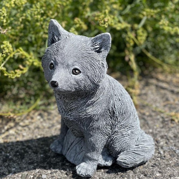 Gartenfigur in Form eines sitzenden Fuchswelpen aus wetterfestem Kunststein für den Außenbereich