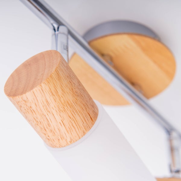 Deckenleuchte mit Holzdetails und Chromgestell