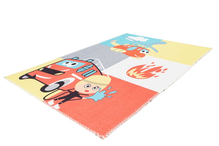 Kinderteppich mit Feuerwehrauto, Feuerwehrfigur, Hubschrauber und Flammen-Motiv.