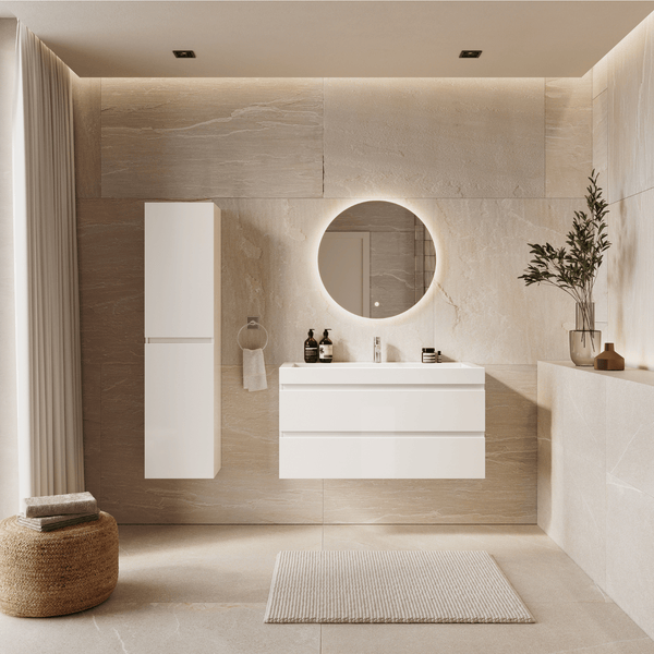 Modernes Badezimmer mit weißem Waschtischunterschrank, Hochschrank, rundem beleuchtetem Spiegel und großformatigen Fliesen in Steinoptik.