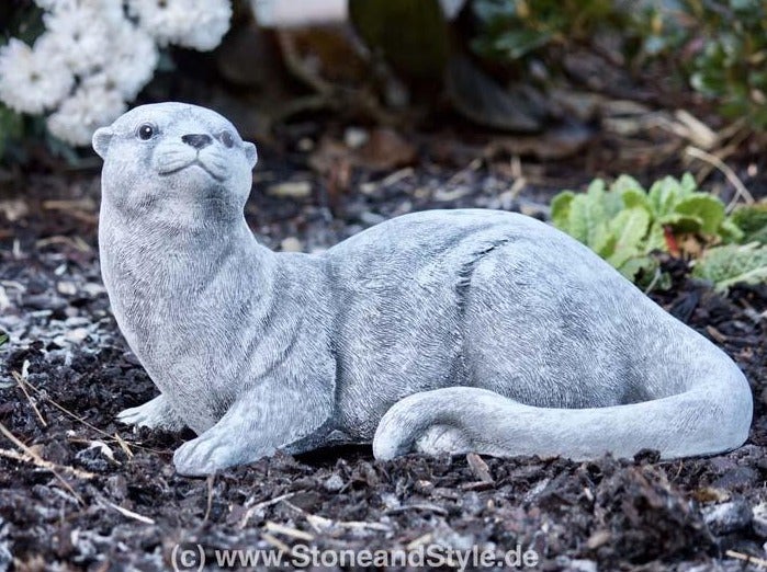 Steinfigur Fischotter für den Garten aus wetterfestem Steinguss zur Dekoration im Außenbereich
