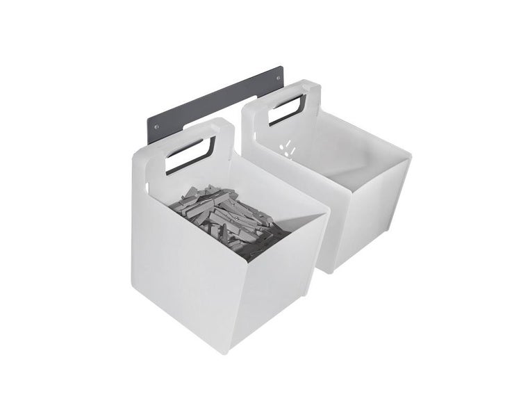 Zwei weiße Aufbewahrungsboxen aus Kunststoff an einer Schiene hängend, eine Box gefüllt mit Wäscheklammern.