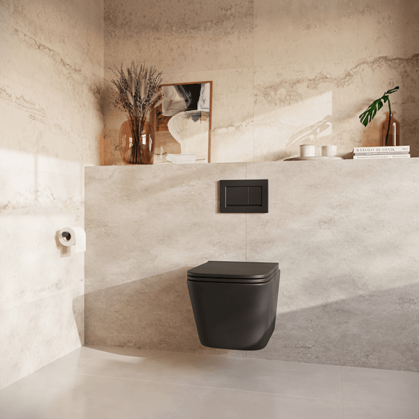 Modernes wandhängendes WC mit Betätigungsplatte vor einer Wand mit Natursteinoptik in einem hellen Badezimmer.