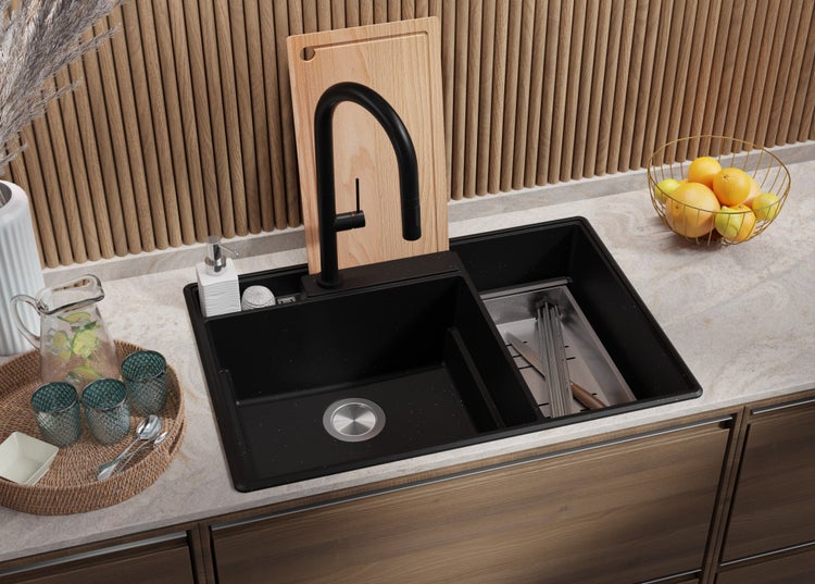 Küchenspüle mit Abtropffläche, Wasserhahn und Schneidebrett auf einer Küchentheke