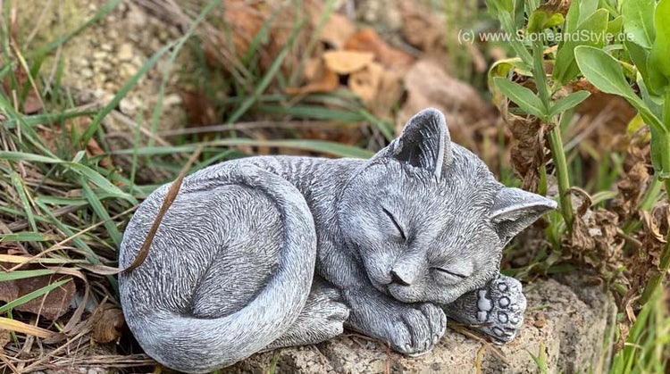 Wetterfeste Steinguss Gartenfigur einer schlafenden Katze zur Dekoration im Garten.
