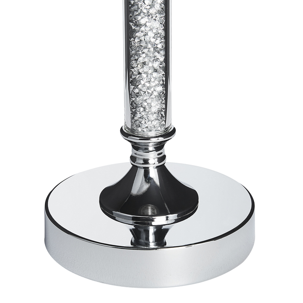 Detailaufnahme einer Tischleuchte mit Kristallen und verchromtem Sockel