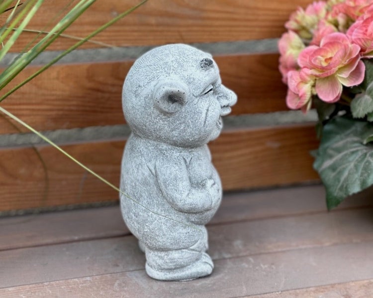 Gartenfigur Kobold aus Steinguss in der Profilansicht.