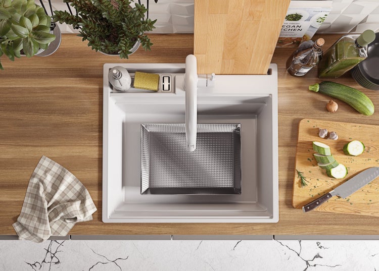 Küchenspüle mit Abtropfschale, Spülmittelspender, Schwamm und Küchenutensilien