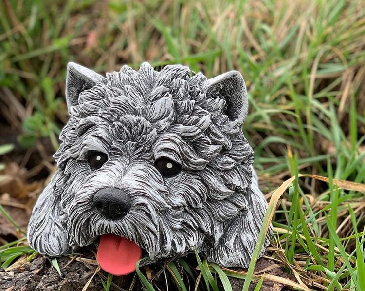 Gartenfigur Hundekopf mit herausgestreckter Zunge in Steinoptik, detailreiche Tierfigur für den Garten.