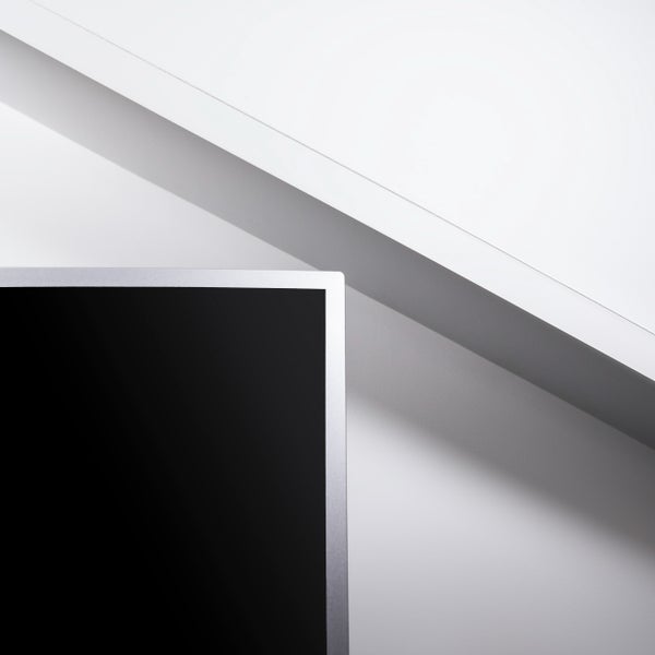 Detailansicht eines Fernsehers vor einer Wand