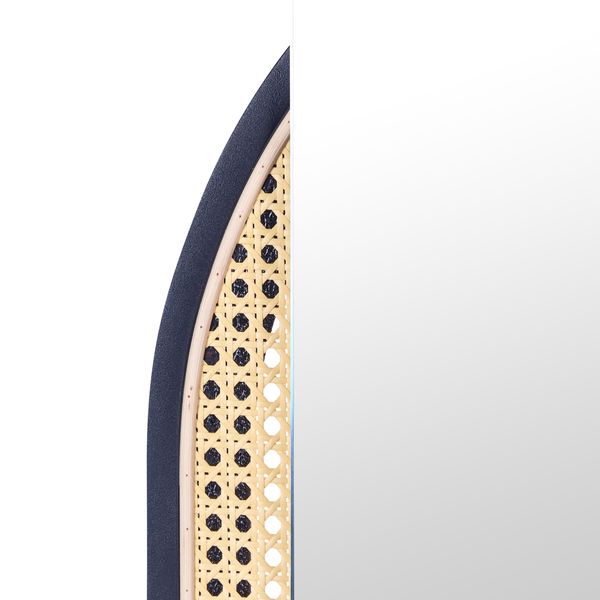 Detailansicht eines Spiegels mit Rattanrahmen