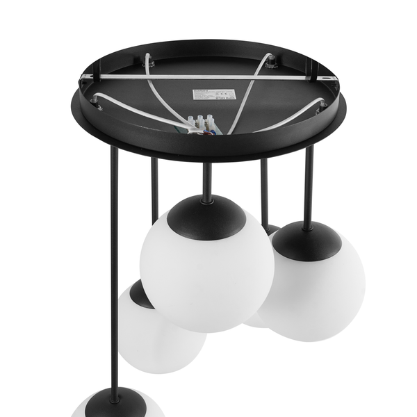 Deckenleuchte mit mehreren Lampenschirmen in Kugelform