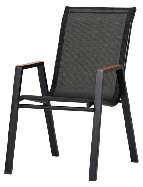 Stapelbarer Gartenstuhl mit schwarzem Aluminiumgestell, schwarzem Textilgewebe und Armlehnen mit Holzauflage.