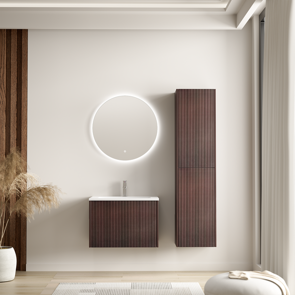 Modernes Badezimmer mit Waschtisch mit Rillenfront, hohem Seitenschrank, rundem LED Spiegel und Waschbeckenarmatur in einem geräumigen Raum.