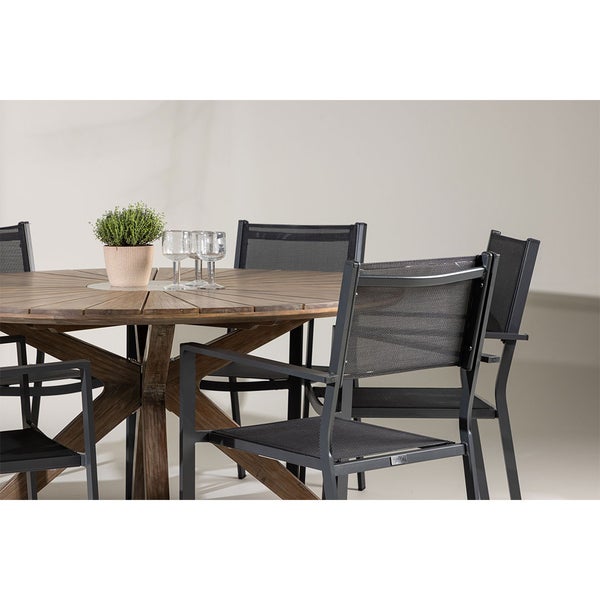 Gartengarnitur mit einem runden Holztisch und mehreren Stühlen mit Textilbespannung.